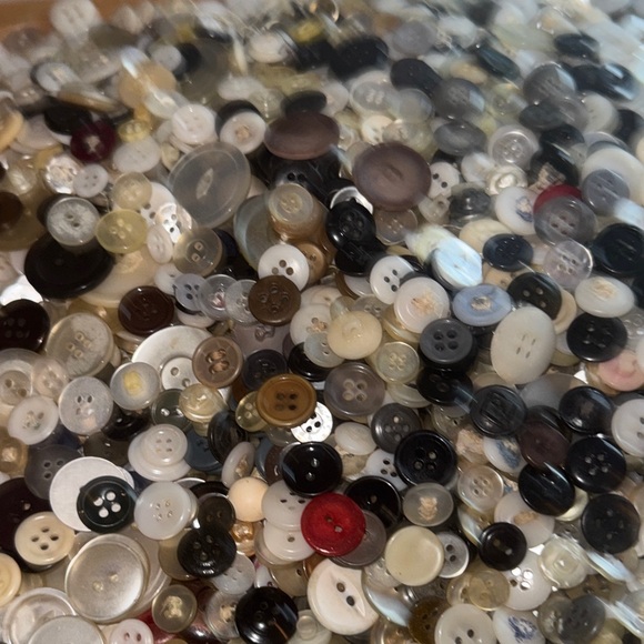 6,168 Button Bundle Assorted - Picture 12 of 13